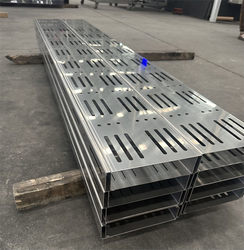 托盘式电缆桥架